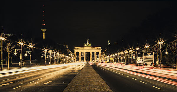 Das Brandenburger Tor als bekanntes Wahrzeichen der Stadt Berlin steht heute vor allem als Symbol der deutschen Wiedervereinigung.
