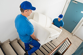 Bild Nebenjob als Umzugshelfer – Manchmal wird's eng: Auch große Möbelstücke müssen unversehrt durch enge Treppenhäuser balanciert werden.
