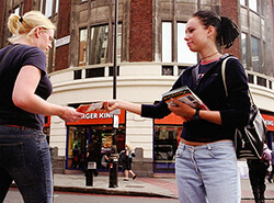 Schülerin verteilt Flyer in der Innenstadt